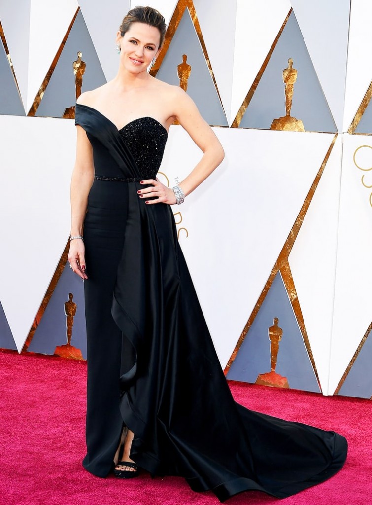 jennifer-garner-front-f019b32b-0c22-4b8c-a04e-86125b54e39c